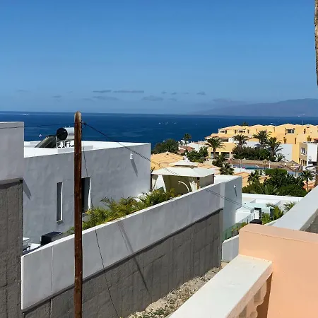 Cosy With An Amazing Ocean View, Wifi And Heated Pool.